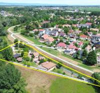 3 nehnuteľnosti na pozemku 4700m2 | Hamuliakovo  - Vyobrazenie z Kostolnej ulice v Hamuliakove zachytáva rozsiahly pozemok rodinného domu.