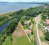 3 nehnuteľnosti na pozemku 4700m2 | Hamuliakovo  - Letecký pohľad na rodinný dom na Kostolnej ulici v Hamuliakove pri rieke.