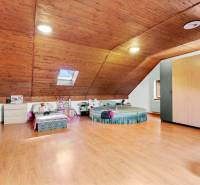 3 nehnuteľnosti na pozemku 4700m2 | Hamuliakovo  - Podkrovná izba v rodinnom dome s dreveným stropom, kruhovou posteľou a strešným oknom.
