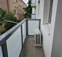 REZERVOVANÉ - SENEC - EXKLUZÍVNE iba u nás NA PREDAJ väčší 2izb. byt v - Balkón 2-izbového bytu na Žitavskej ulici v Senci so zábradlím a klimatizačnou jednotkou.