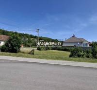 Predaj, pozemok pre rodinný dom   308 m2 Smolenice -... - Pozemky - bývanie v Smoleniciach, cesta, domy a zeleň na pozadí.