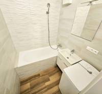 PRENÁJOM 3 IZBOVÝ BYT / 70 M2 /VEĽKOMETRÁŽNY/DUBNIČKA /LOGGIA - Kúpeľňa v 3-izbovom byte s vaňou, umývadlom a práčkou.