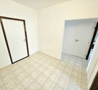 PRENÁJOM 3 IZBOVÝ BYT / 70 M2 /VEĽKOMETRÁŽNY/DUBNIČKA /LOGGIA - Interiér 3-izbového bytu s bielymi stenami a dlažbou.