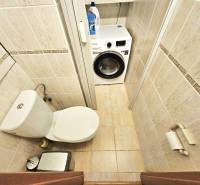 3 izbový byt Bánovce nad Bebravou - 76 m2/ SEVER / KOMPLETNÁ REKONŠTRU - Kúpeľňa v 3-izbovom byte s WC a práčkou.