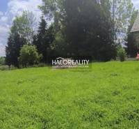 Predaj, pozemok pre rodinný dom   606 m2 Malatíny - ... - Pozemok v Malatínoch s trávnatou plochou a dreveným domom, ideálny na bývanie.