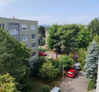 REZERVOVANÉ - SENEC - EXKLUZÍVNE IBA U NÁS - NA PREDAJ 3 izbový byt v  - Ulica Gagarinova v Senci so zeleňou a parkovanými autami pri 3-izbovom byte.