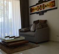 1 IZBOVÝ APARTMÁN (1 SPÁLŇA + 1 OBÝV. IZBA) THE CLOUD PATTAYA - Obývačka v 2-izbovom byte s pohodlnou sedačkou a konferenčným stolíkom.