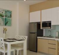 1 IZBOVÝ APARTMÁN (1 SPÁLŇA + 1 OBÝV. IZBA) THE CLOUD PATTAYA - Kuchyňa a jedálenský kút v 2-izbovom byte so štyrmi stoličkami a dekoráciou.