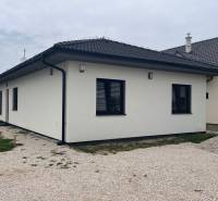 4iz Novostavba ( posledný dom ) Veselé pri Piešťanoch - Rodinný dom s bielou fasádou, šedou strechou na ulici Veselé.