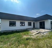 Na predaj: Novostavba rodinného domu v obci Žihárec - Rodinný dom v Žihárci so záhradou a modernými architektonickými prvkami.