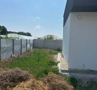 Na predaj: Novostavba rodinného domu v obci Žihárec - Rodinný dom v Žihárci s dvorom so zeleňou a oplotením.