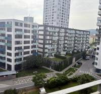 Prenájom 2 izbový byt NOVOSTAVBA, Jégého ulica, Bratislava II Ružinov - Pohľad na moderné bytové domy v Bratislava - Ružinov na Jégého ulici.