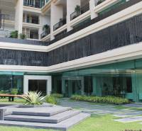 CITY GARDEN TOWER PATTAYA - Výstavba bytov v Pattayi s presklenými fasádami a balkónmi s rastlinami.