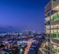 CITY GARDEN TOWER PATTAYA - Nočná panoráma Pattaye so svetlami mesta a výstavbou bytov v popredí.