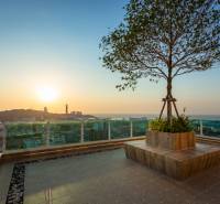 CITY GARDEN TOWER PATTAYA - Výstavba bytov v Pattayi s úchvatným výhľadom na mesto a západ slnka.