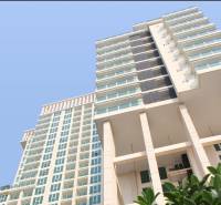 CITY GARDEN TOWER PATTAYA - Výstavba bytov v Pattayi, vysoká budova so sklenenými oknami a balkónmi.