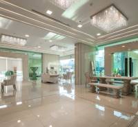 CITY GARDEN TOWER PATTAYA - Luxusná vstupná hala s mramorovými podlahami a elegantným nábytkom vo výstavbe bytov.