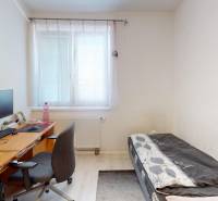 Rodinný dom na pozemku 2200m² s možnosťou ďalšej výstavby (Košeca) - Interiér rodinného domu s posteľou, pracovným stolom a stoličkou pri okne.