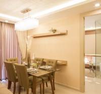 2 IZBOVÝ APARTMÁN (2 SPÁLNE + 1 OBÝV. IZBA) CITY GARDEN TOWER PATTAYA - Jedálenský kút v 3-izbovom byte s elegantným osvetlením a prestretým stolom.