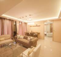 2 IZBOVÝ APARTMÁN (2 SPÁLNE + 1 OBÝV. IZBA) CITY GARDEN TOWER PATTAYA - Luxusný interiér 3-izbového bytu s pohodlnou sedačkou a jedálenským stolom.