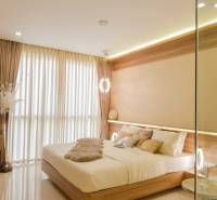 2 IZBOVÝ APARTMÁN (2 SPÁLNE + 1 OBÝV. IZBA) CITY GARDEN TOWER PATTAYA - Štýlová spálňa v 3-izbovom byte s priesvitnými závesmi a drevenými prvkami.