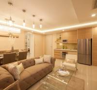 2 IZBOVÝ APARTMÁN (2 SPÁLNE + 1 OBÝV. IZBA) CITY GARDEN TOWER PATTAYA - 3-izbový byt s kuchyňou, jedálňou a obývačkou v jemných odtieňoch.