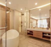 2 IZBOVÝ APARTMÁN (2 SPÁLNE + 1 OBÝV. IZBA) CITY GARDEN TOWER PATTAYA - Luxusná kúpeľňa s vaňou v 3-izbovom byte, vysoko kvalitné vybavenie a osvetlenie.