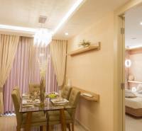 2 IZBOVÝ APARTMÁN (2 SPÁLNE + 1 OBÝV. IZBA) CITY GARDEN TOWER PATTAYA - Jemne osvetlená jedáleň a obývačka s prestretým stolom v 3-izbovom byte.