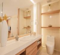 2 IZBOVÝ APARTMÁN (2 SPÁLNE + 1 OBÝV. IZBA) CITY GARDEN TOWER PATTAYA - Kúpeľňa v 3-izbovom byte s umývadlom, toaletou a dekoratívnymi policami.