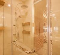 2 IZBOVÝ APARTMÁN (2 SPÁLNE + 1 OBÝV. IZBA) CITY GARDEN TOWER PATTAYA - Sprchovací kút s drevenými poličkami v 3-izbovom byte, zdobený overovacou známkou realitnej kancelárie.