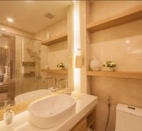 2 IZBOVÝ APARTMÁN (2 SPÁLNE + 1 OBÝV. IZBA) CITY GARDEN TOWER PATTAYA - Elegantná kúpeľňa s vaňou, umývadlom a zrkadlom v 3-izbovom byte.