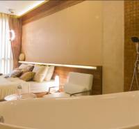 2 IZBOVÝ APARTMÁN (2 SPÁLNE + 1 OBÝV. IZBA) CITY GARDEN TOWER PATTAYA - Luxusná spálňa s vírivkou v 3-izbovom byte, harmonická kombinácia dreva a prírodných odtieňov.