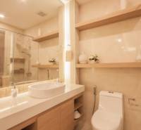 2 IZBOVÝ APARTMÁN (2 SPÁLNE + 1 OBÝV. IZBA) CITY GARDEN TOWER PATTAYA - Kúpeľňa 3-izbového bytu s umývadlom, zrkadlom a toaletou.