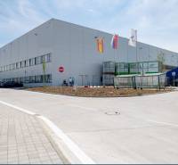 Logistické / skladové priestory Bratislava - Exteriér skladov a hál v Bratislave - Devíne s parkovaním a nákladným autom.