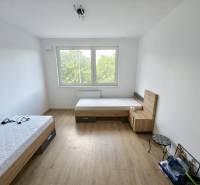 Prenájom 3 izb. byt NOVOSTAVBA, Ivanská cesta, Bratislava II. Ružinov - Izba s dvomi posteľami a oknom, drevená podlaha v 3-izbovom byte.