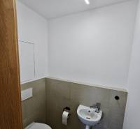 Prenájom 3 izb. byt NOVOSTAVBA, Ivanská cesta, Bratislava II. Ružinov - Kúpeľňa v 3-izbovom byte s toaletou a malým umývadlom.