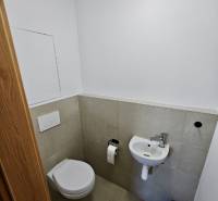 Prenájom 3 izb. byt NOVOSTAVBA, Ivanská cesta, Bratislava II. Ružinov - Kúpeľňa s toaletou, umývadlom a držiakom na toaletný papier v 3-izbovom byte.