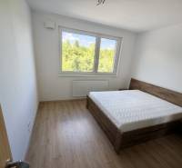 Prenájom 3 izb. byt NOVOSTAVBA, Ivanská cesta, Bratislava II. Ružinov - Spálňa v 3-izbovom byte s posteľou a výhľadom do zelene.