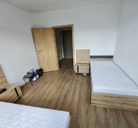 Prenájom 3 izb. byt NOVOSTAVBA, Ivanská cesta, Bratislava II. Ružinov - Spálňa s dvomi jednolôžkovými posteľami a drevenou podlahou, 3-izbový byt.