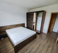 Prenájom 3 izb. byt NOVOSTAVBA, Ivanská cesta, Bratislava II. Ružinov - Spálňa v 3-izbovom byte so svetlým nábytkom a manželskou posteľou.