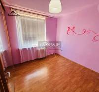 Predaj, trojizbový byt Galanta - EXKLUZÍVNE HALO REA... - Detská izba s fialovými stenami a nástennými dekoráciami v 3-izbovom byte.