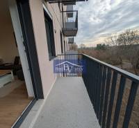 PRENÁJOM, HRANIČNÁ, RUŽINOV - 2 IZBOVÝ BYT - Balkón 2-izbového bytu na Hraničnej ulici v Bratislave - Ružinov, výhľad na stromy.