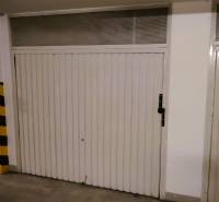 PREDAJ garáž.boxu v podzemnej garáži v BA - Ružinove, ul.Sv. Vincenta. - Biele dvere garáže s kovovou rukoväťou v priestore Garáže.