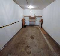 PREDAJ garáž.boxu v podzemnej garáži v BA - Ružinove, ul.Sv. Vincenta. - Priestranné garáže s regálom na ul. Sv. Vincenta, Bratislava.