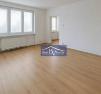 PREDAJ, SIBÍRSKA, NOVÉ MESTO - 2 IZBOVÝ BYT - Priestranná miestnosť s drevenou podlahou a veľkými oknami v 2-izbovom byte.