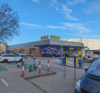 PREDAJ, NÁMESTIE HRANIČIAROV, PETRŽALKA - GARSÓNKA - Parkovisko a predajňa Billa v Bratislave-Petržalke na Námestí hraničiarov.