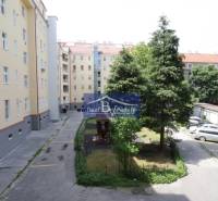 PRENÁJOM, KALINČIAKOVA, NOVÉ MESTO - 2 IZBOVÝ BYT - Dvor bytového domu na Kalinčiakovej v Bratislave - Novom Meste s parkovaním a ihriskom.