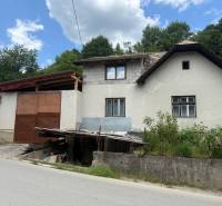 Na prenájom kompletne zariadeným rodinný dom s garážou- Záriečie - Rodinný dom v Záriečí na ulici Záriečie s prístavbou a záhradou.