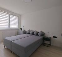 TOP ! na prenájom 1,5i luxusný, klimatizovaný apartmán Košice - Krivá  - Spálňa v 1-izbovom byte s manželskou posteľou, nočnými stolíkmi a oknom s roletami.