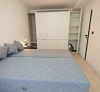 TOP ! na prenájom 1,5i luxusný, klimatizovaný apartmán Košice - Krivá  - Spálňa v 1-izbovom byte s dvoma posteľami, vstavanou skriňou a nočnou lampou.